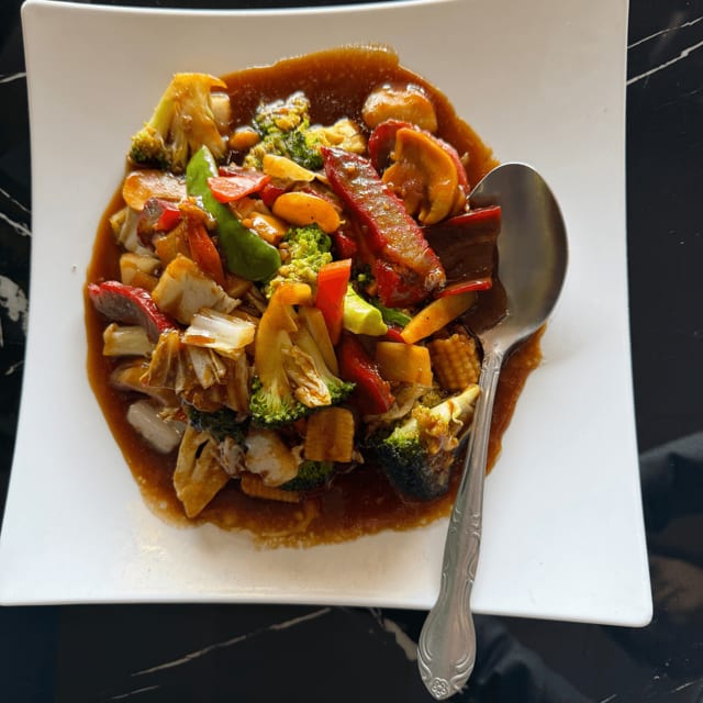P8. BBQ Pork with Vegetables.